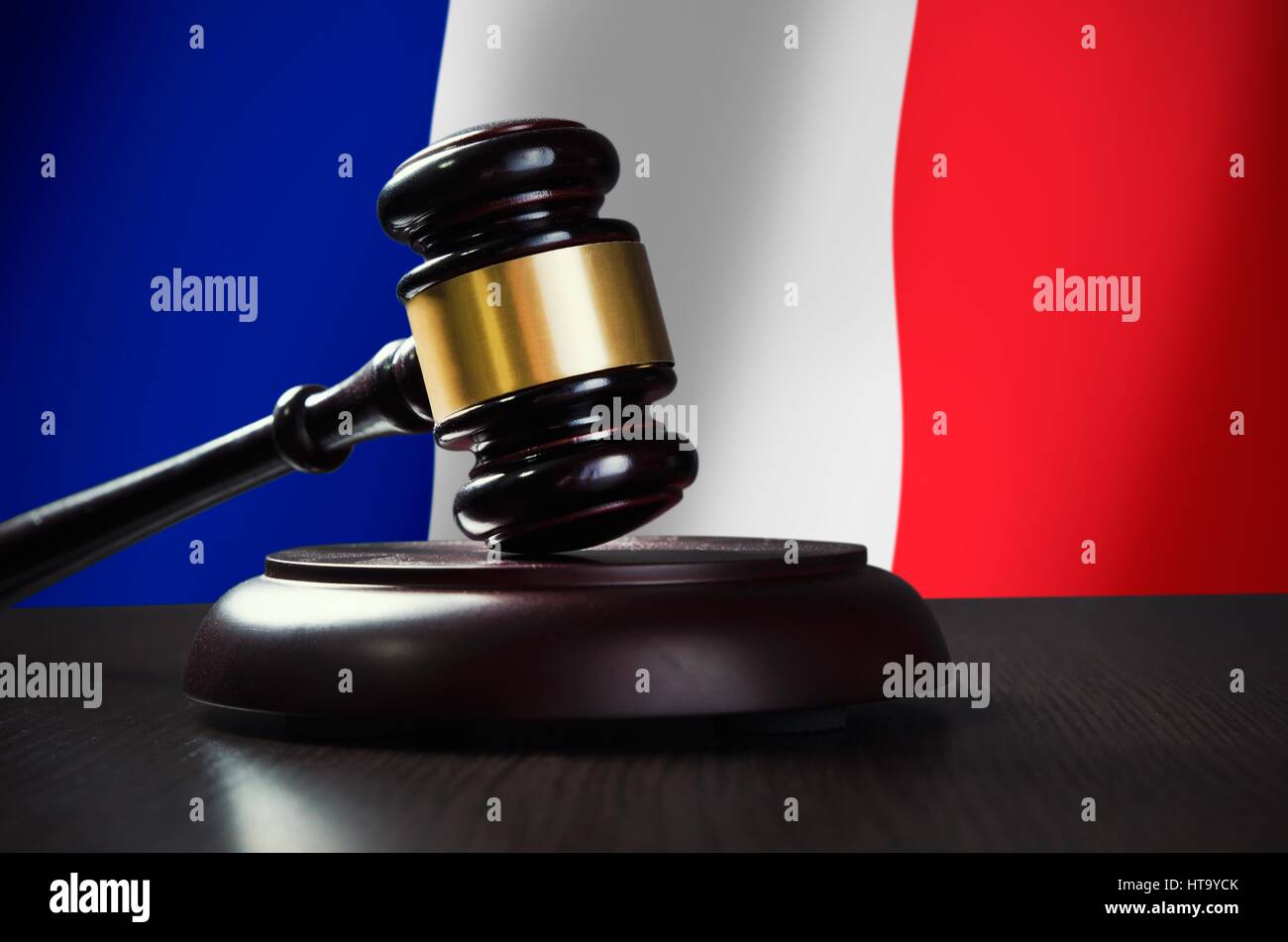 Martello di legno con la bandiera francese in background. Giustizia e diritto simbolo Foto Stock