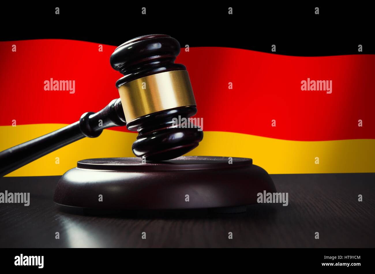 Martello di legno con bandiera tedesca in background. Giustizia e diritto simbolo Foto Stock