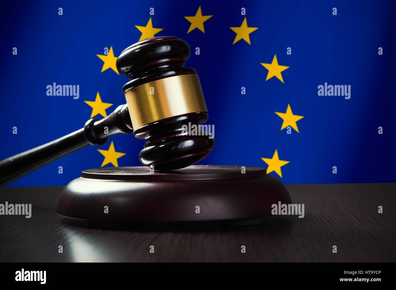 Martello di legno con la bandiera dell'Unione europea in background. Giustizia e diritto simbolo Foto Stock