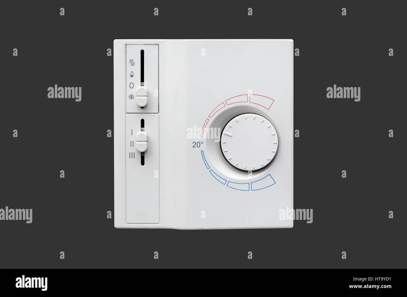 Il termostato del condizionatore d'aria pannello isolato su sfondo grigio scuro Foto Stock