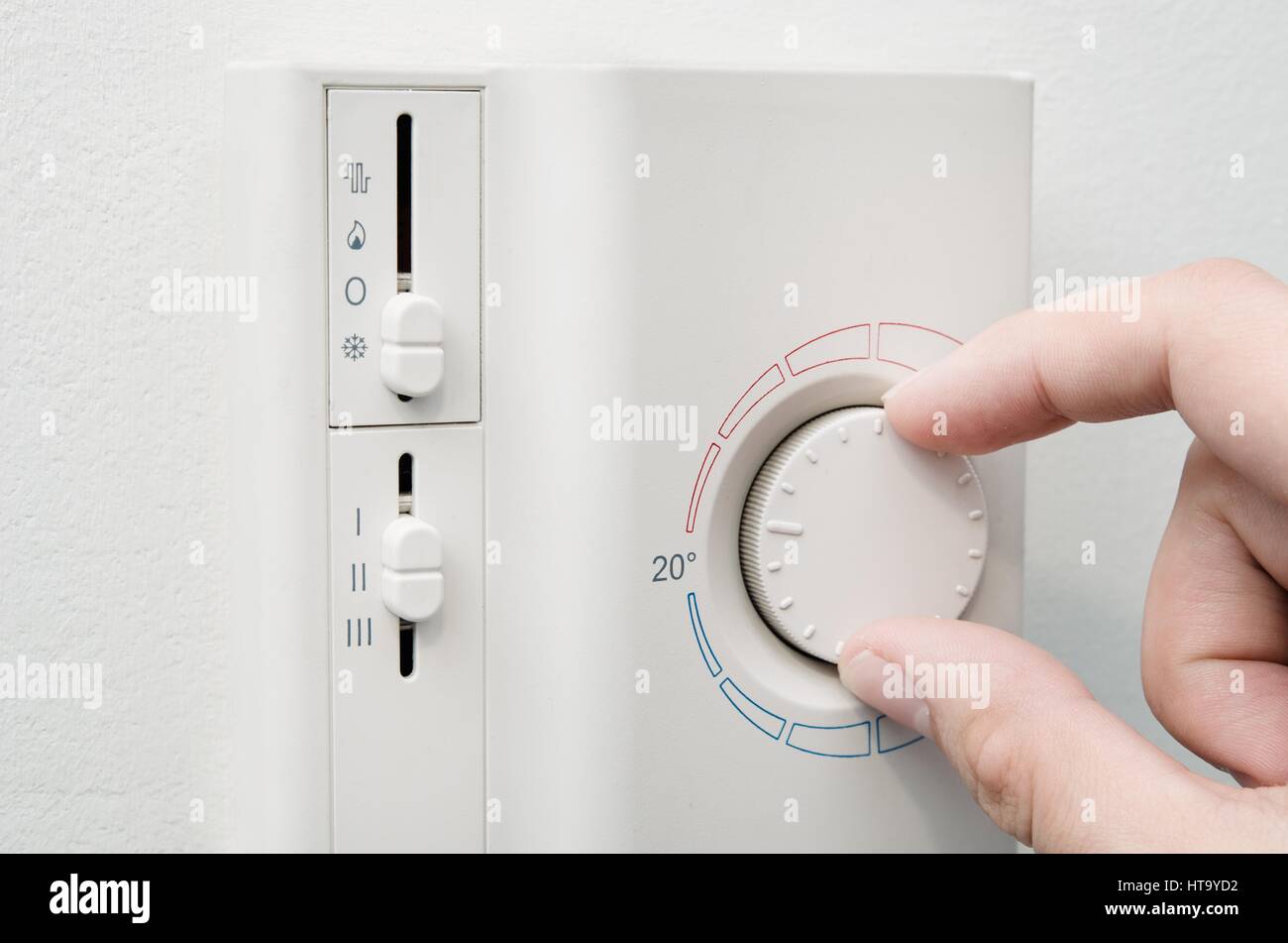 Interruttori a mano impianto aria condizionata termostato sulla parete Foto Stock