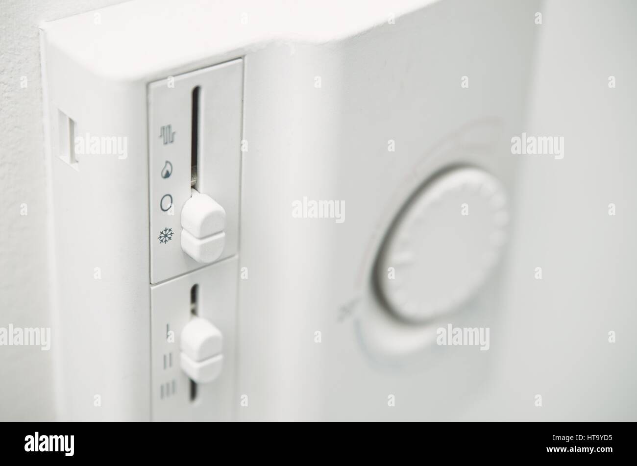 Il termostato del condizionatore d'aria sulla parete. Close up foto macro Foto Stock