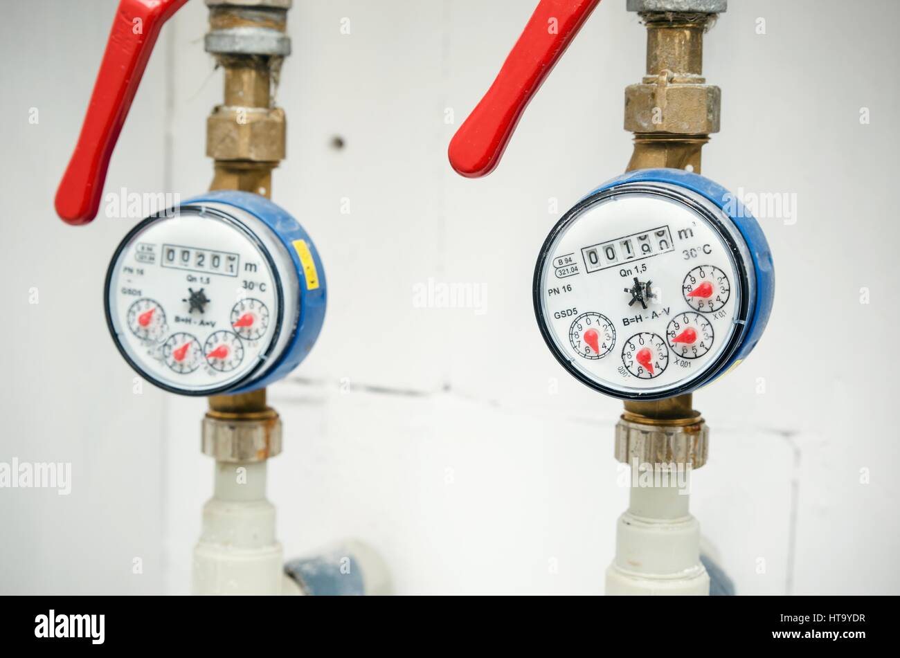 Apparecchiature igienico sanitarie. Coppia di misuratori di acqua vicino fino Foto Stock