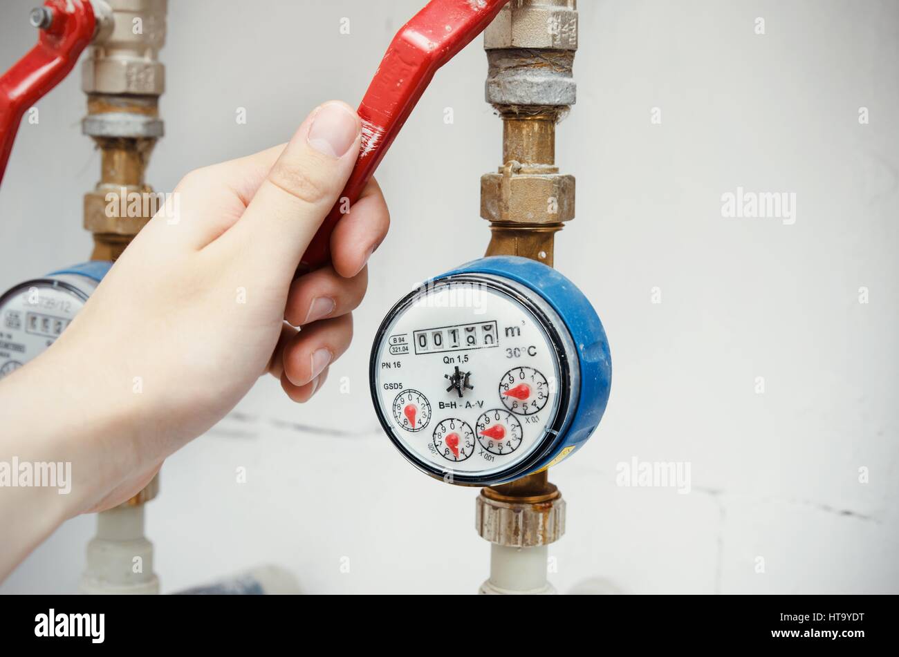 Apparecchiature igienico sanitarie. Coppia di misuratori di acqua vicino fino Foto Stock