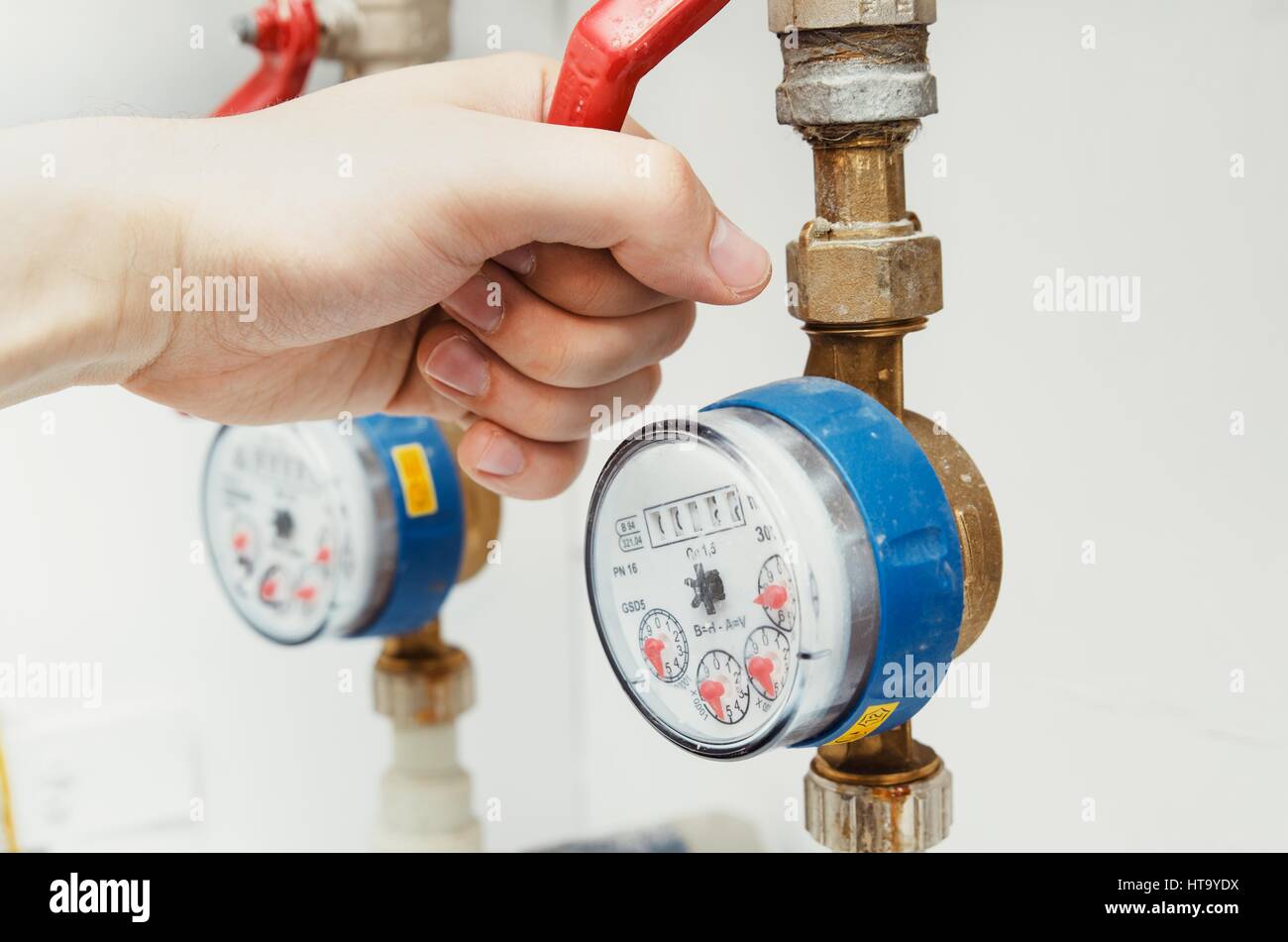 Apparecchiature igienico sanitarie. Coppia di misuratori di acqua vicino fino Foto Stock