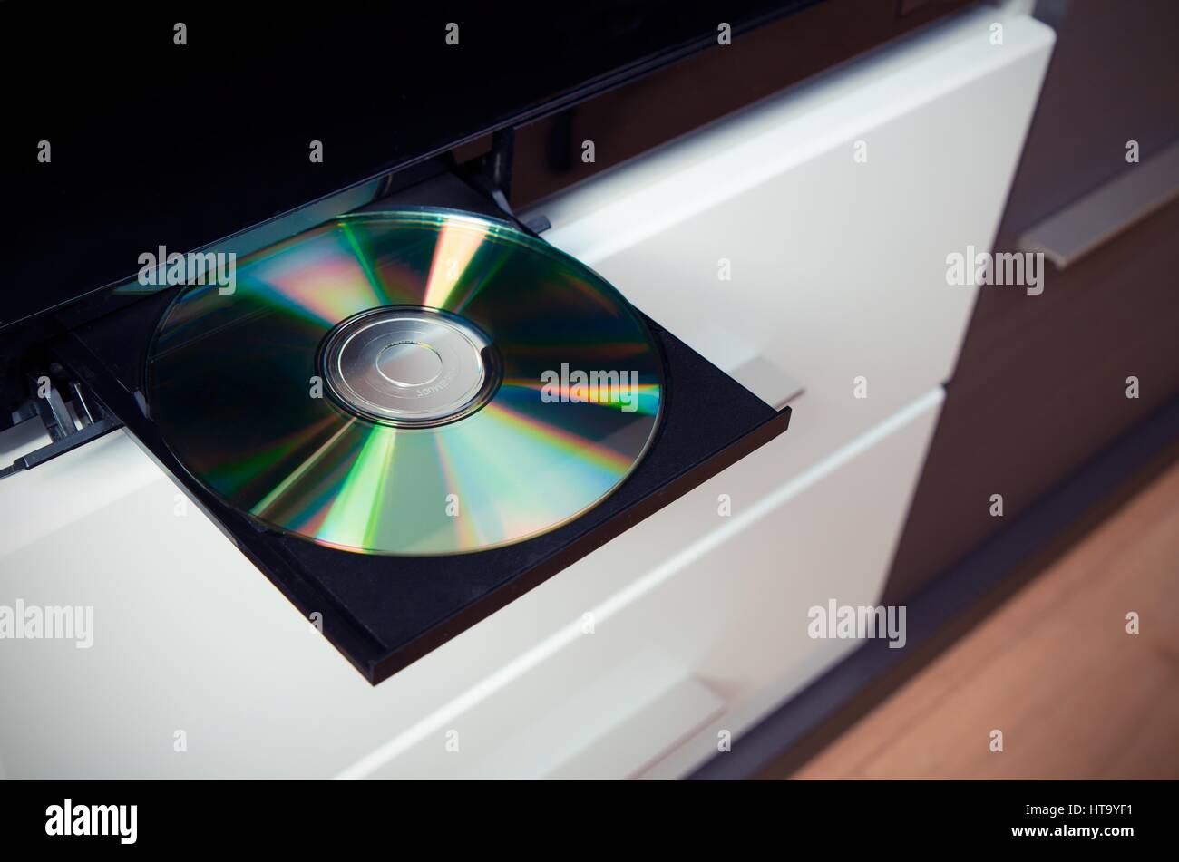 Chiusura del lettore CD o DVD con il disco inserito Foto Stock