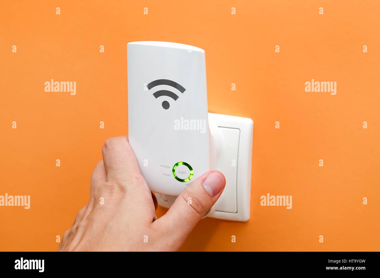 Ripetitore WiFi nella presa elettrica sulla parete arancione. Modo semplice  per estendere la rete wireless in casa Foto stock - Alamy