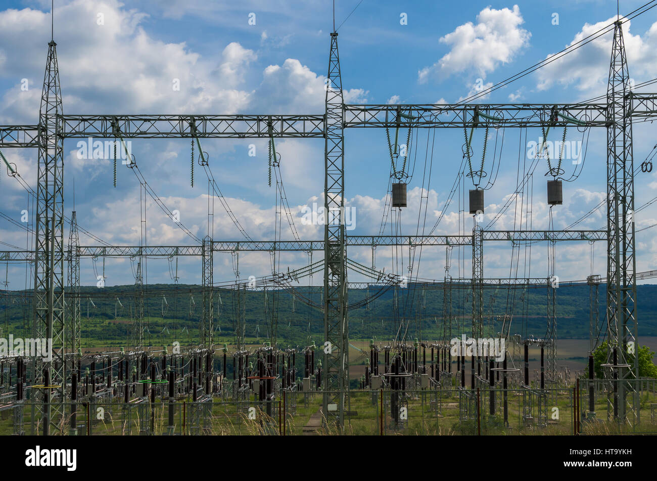 Trasformatore di potenza nella stazione di sub. La distribuzione di energia elettrica. Foto Stock