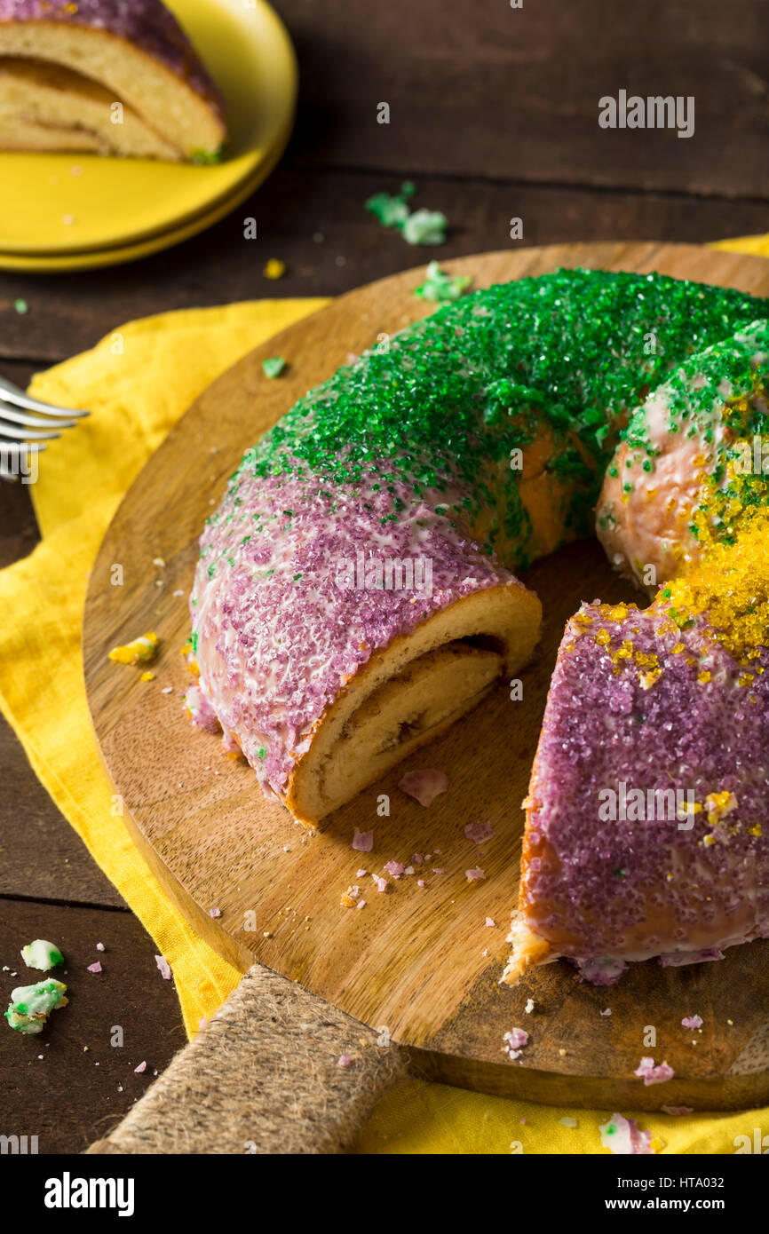 In casa colorata Mardi Gras torta di re per il Martedì Grasso Foto Stock