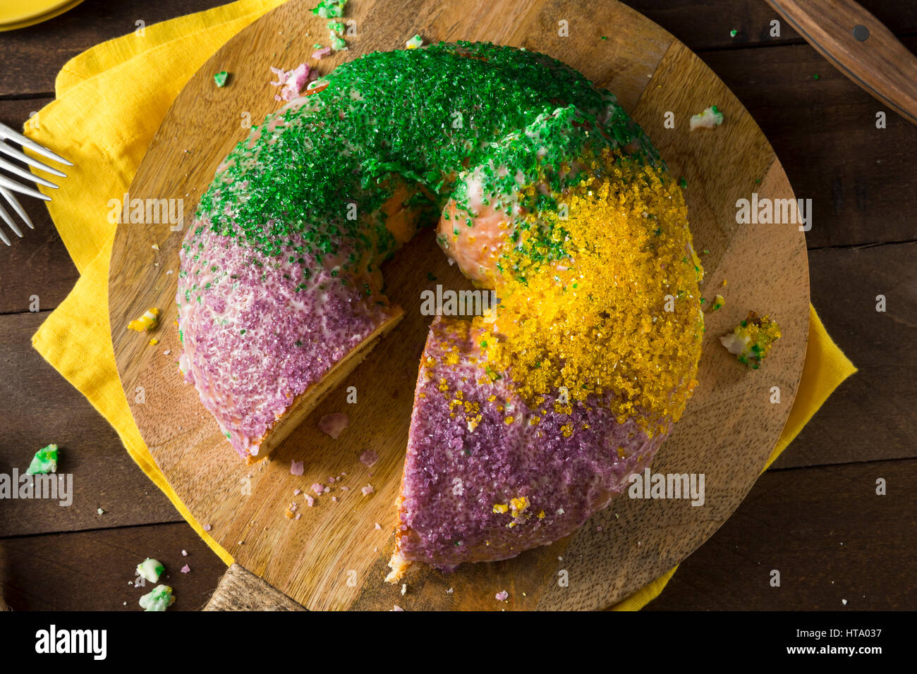 In casa colorata Mardi Gras torta di re per il Martedì Grasso Foto Stock