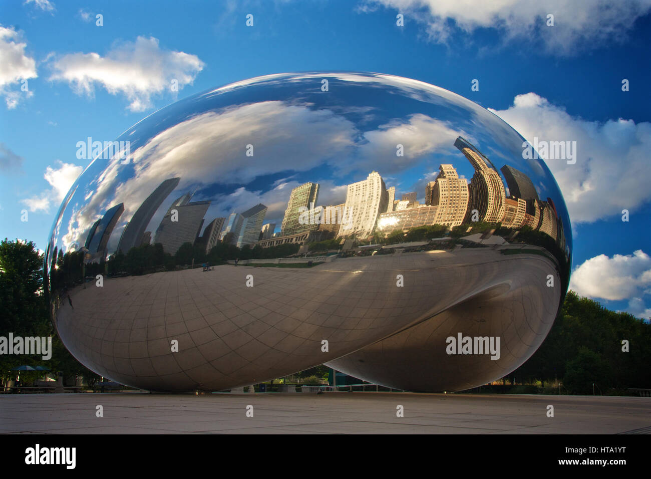 Paesaggio urbano Chicago si riflette nel Cloud Atlas scultura Foto Stock