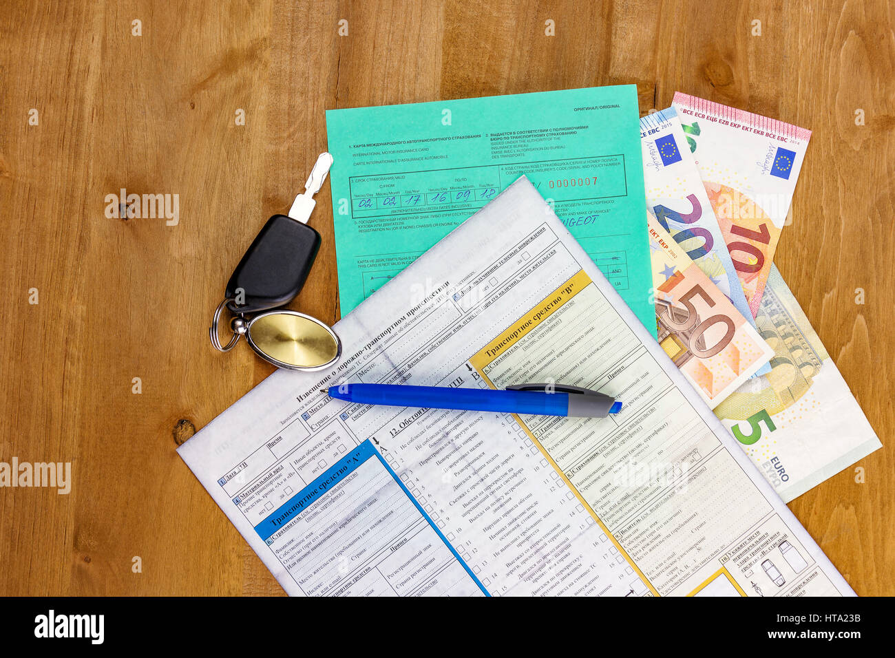 Internazionale di assicurazione di automobile di documenti con le chiavi dell'auto e contanti di Euro Foto Stock