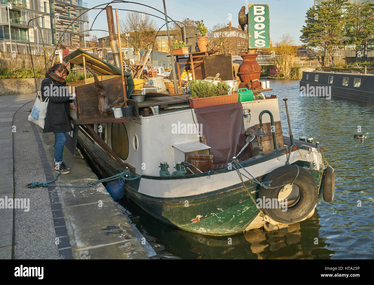 Canal Boat bookshop. Parola sull'acqua Foto Stock