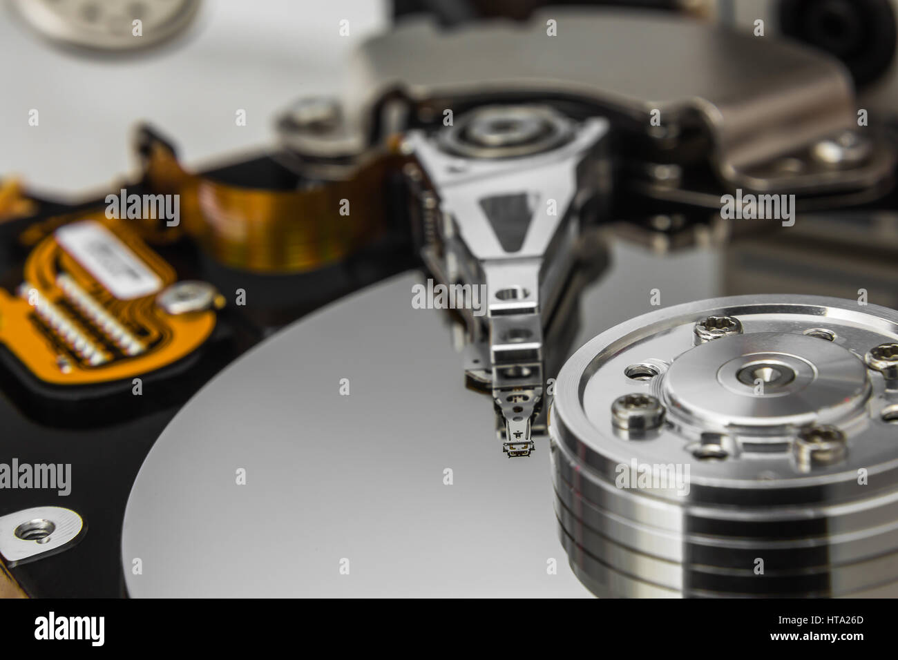 Dettaglio di aprire HDD difettoso con il braccio e la testa sulla estremità della pista in servizio Foto Stock