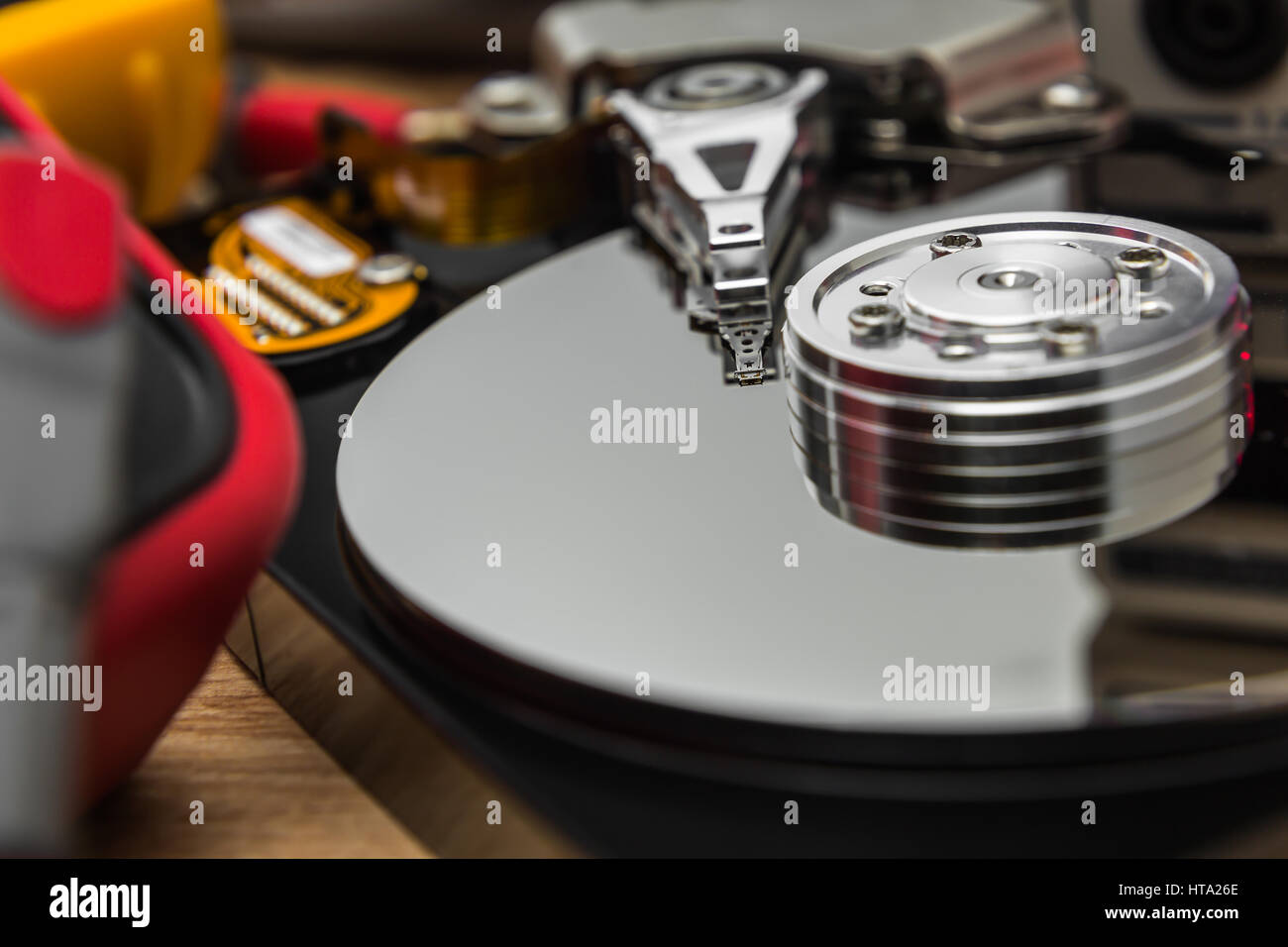 Aprire il disco rigido difettoso con il braccio e la testa sulla estremità della pista nel servizio Foto Stock