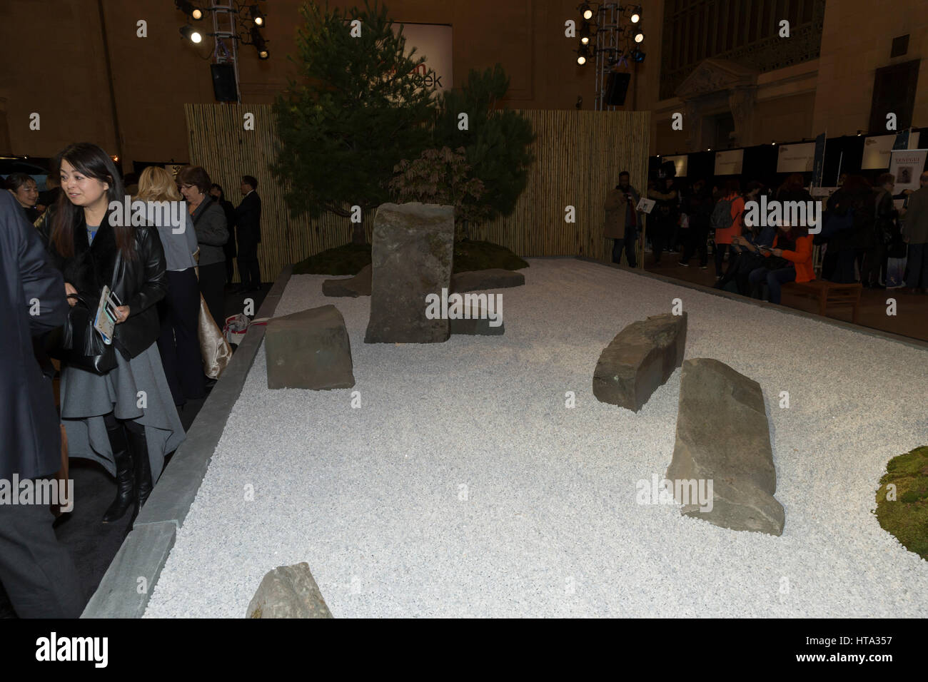 New York, Stati Uniti d'America. 08 Mar, 2017. Giardino Zen installato per il Giappone settimana al Vanderbilt Hall della Grand Central Terminal da Yuri Ugaya, Tatsuhiko Kobayashi, Kensaku Yamaguchi Credito: lev radin/Alamy Live News Foto Stock