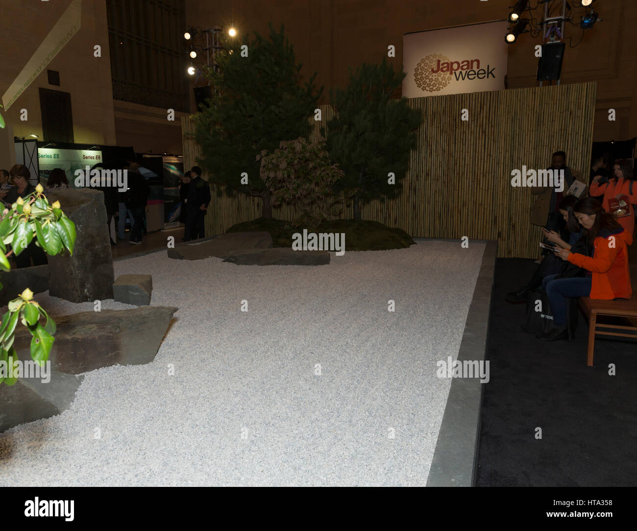New York, Stati Uniti d'America. 08 Mar, 2017. Giardino Zen installato per il Giappone settimana al Vanderbilt Hall della Grand Central Terminal da Yuri Ugaya, Tatsuhiko Kobayashi, Kensaku Yamaguchi Credito: lev radin/Alamy Live News Foto Stock