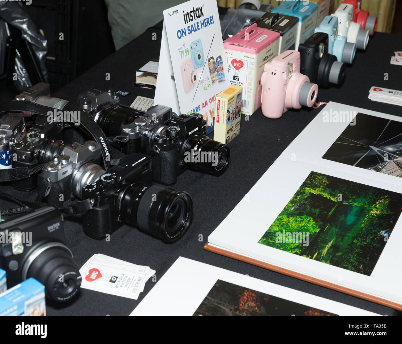 New York, Stati Uniti d'America. 08 Mar, 2017. Fuji fotocamere e accessori sul display durante la settimana il Giappone alla Vanderbilt Hall della Grand Central Terminal Credit: lev radin/Alamy Live News Foto Stock