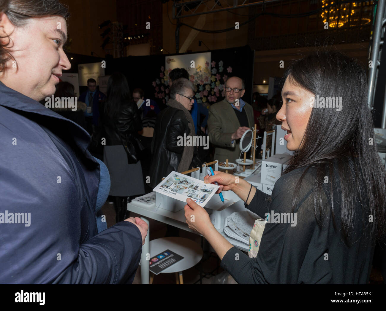 New York, Stati Uniti d'America. 08 Mar, 2017. I Newyorkesi sfoglia Yamazaki prodotti durante la settimana il Giappone alla Vanderbilt Hall della Grand Central Terminal Credit: lev radin/Alamy Live News Foto Stock