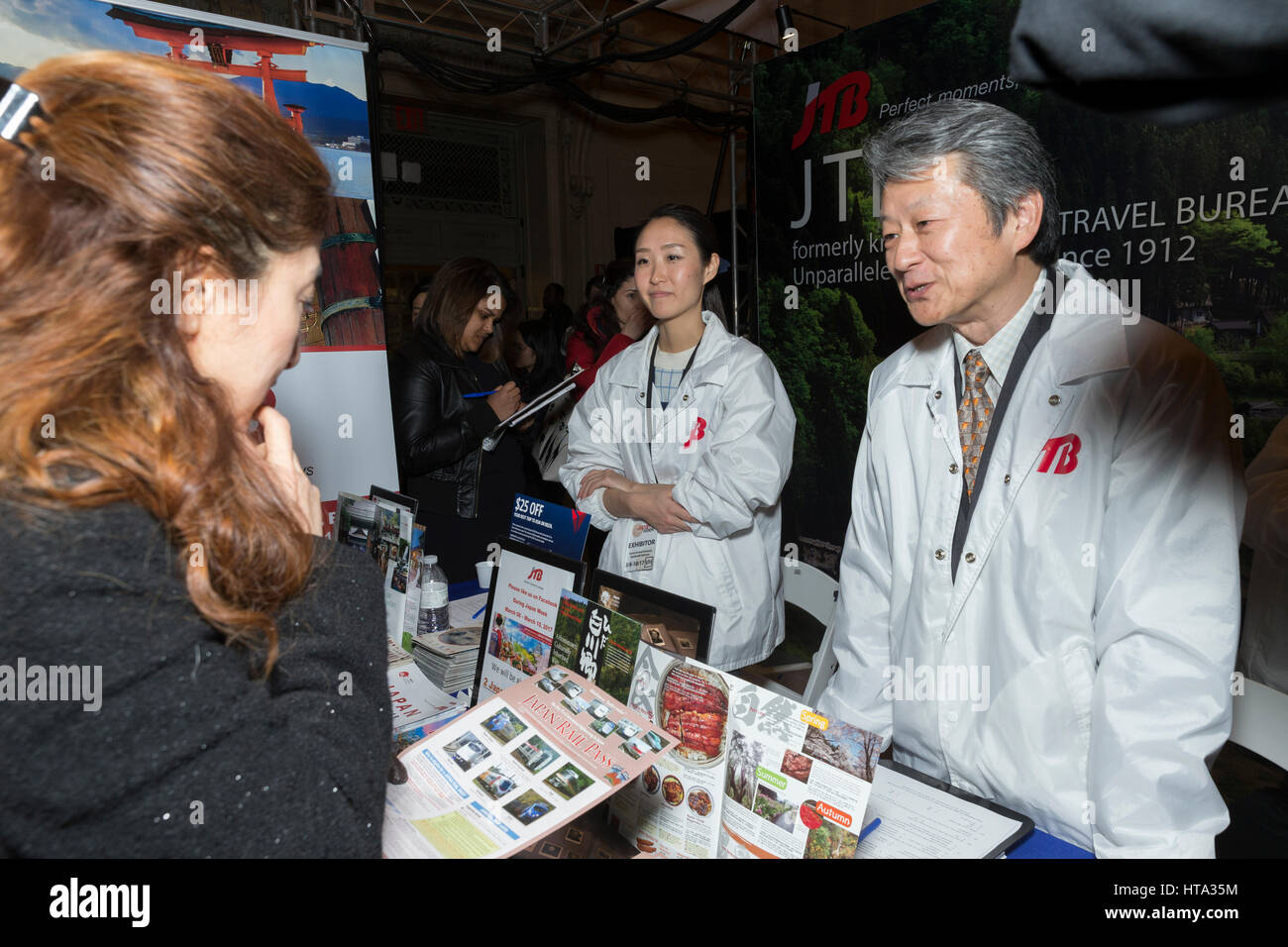 New York, Stati Uniti d'America. 08 Mar, 2017. I Newyorkesi sfoglia volantini di viaggio durante la settimana il Giappone alla Vanderbilt Hall della Grand Central Terminal Credit: lev radin/Alamy Live News Foto Stock