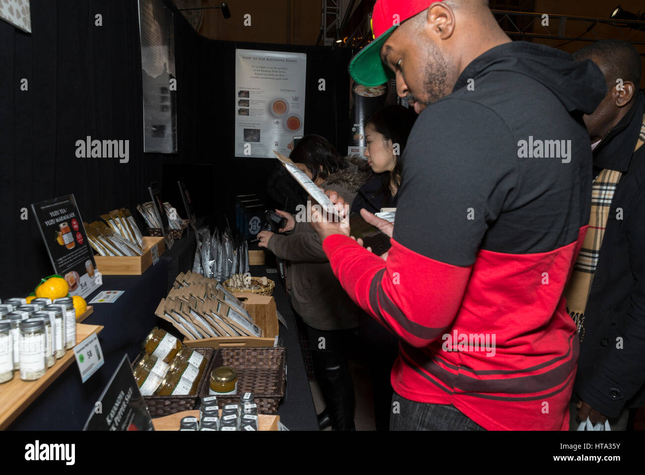 New York, Stati Uniti d'America. 08 Mar, 2017. I Newyorkesi sfoglia Kayanoya prodotti durante la settimana il Giappone alla Vanderbilt Hall della Grand Central Terminal Credit: lev radin/Alamy Live News Foto Stock