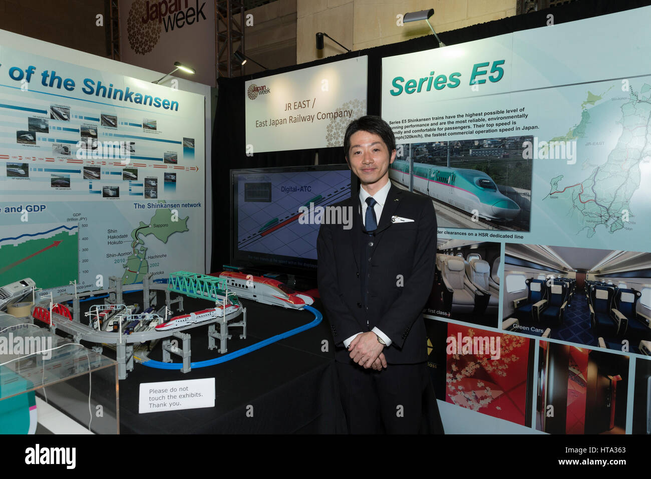 New York, Stati Uniti d'America. 08 Mar, 2017. Representatiive del Giappone Shinkansen mostra treno presentano durante la settimana il Giappone alla Vanderbilt Hall della Grand Central Terminal Credit: lev radin/Alamy Live News Foto Stock