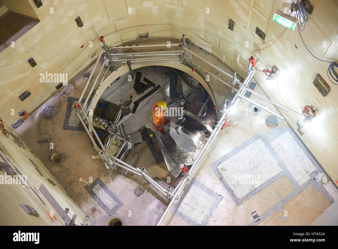 Muelheim-Kaerlich, Germania. 08 Mar, 2017. L'interno dell'edificio del reattore della centrale nucleare Muelheim-Kaerlich, Germania, 08 marzo 2017. Il processo di smantellamento del reattore è iniziata nel 2004 e potrebbe richiedere un altro dieci anni. Foto: Thomas Frey/dpa/Alamy Live News Foto Stock