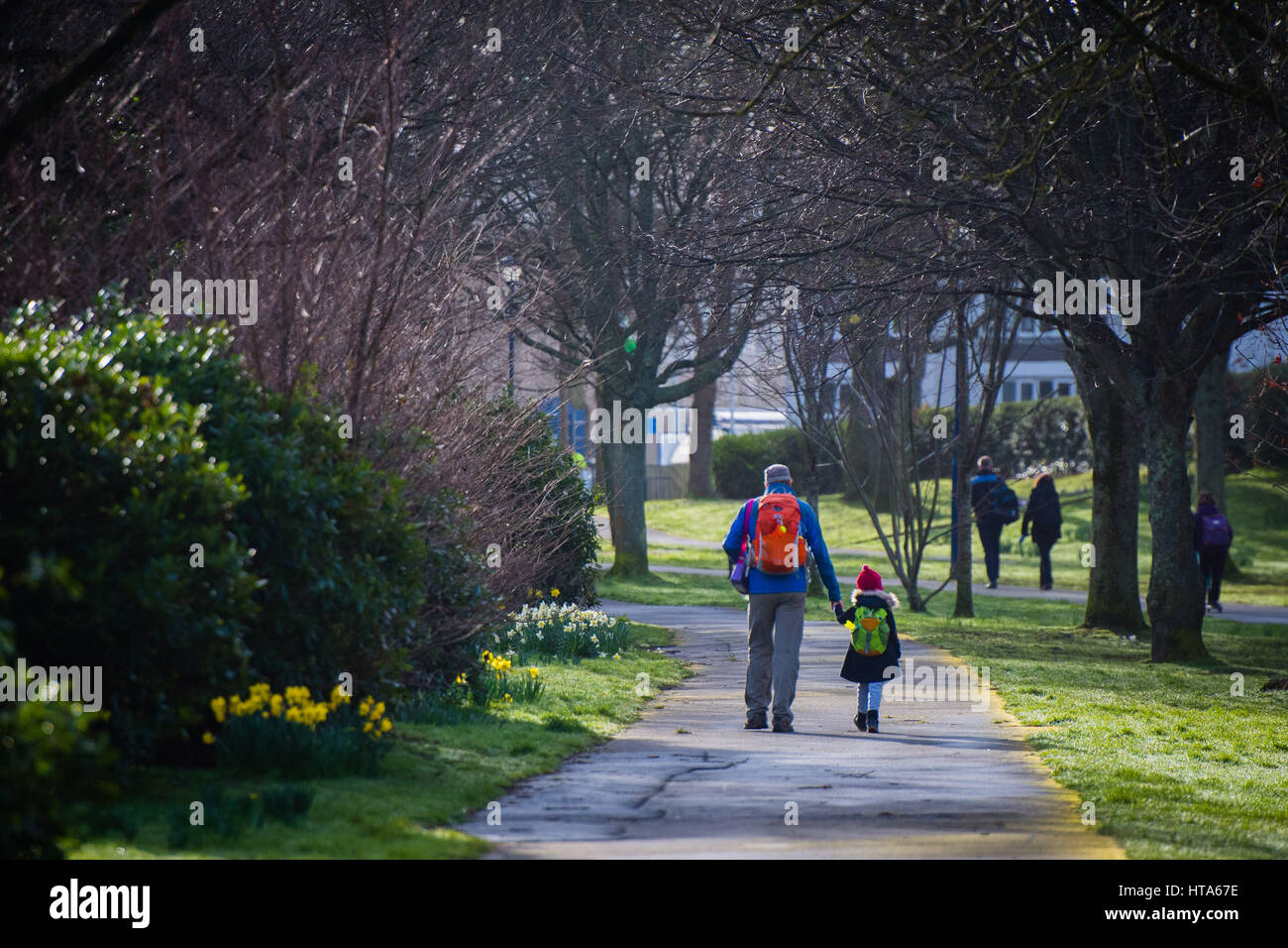 Aberystwyth, Wales, Regno Unito. 09Mar, 2017. Regno Unito meteo: una coppia senior passeggiata sotto braccio lungo la passeggiata su un luminoso e caldo mattina di primavera in Aberystwyth Wales Credito: keith morris/Alamy Live News Foto Stock