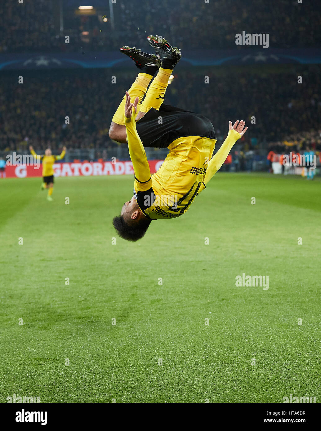 Dortmund, Germania. 08 Mar, 2017. Il calcio UEFA Champions League, Dortmund, Marzo 08, 2017 Pierre-Emerick Aubameyang, BVB 17 salta un salto e celebra il suo obiettivo per 4-0 BORUSSIA DORTMUND - BENFICA LISBONA 4-0 meglio di 16, calcio UEFA Champions League, Dortmund, Marzo 08, 2017. CL Saison 2016/2017, BVB Credito: Peter Schatz/Alamy Live News Foto Stock