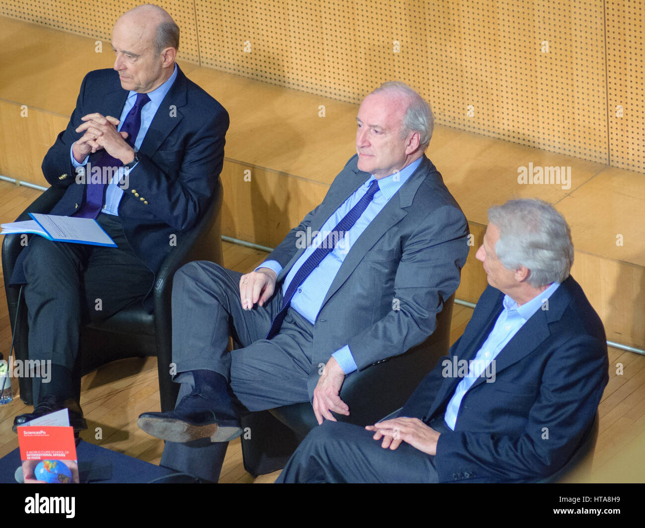 Alain Juppé, Hubert Védrine, Dominique de Villepin, tutti gli ex Ministres di Affaies straniera, dando una conferenza presso la Scuola di Parigi di affari internazionali, parte di SciencesPo, a Parigi Foto Stock