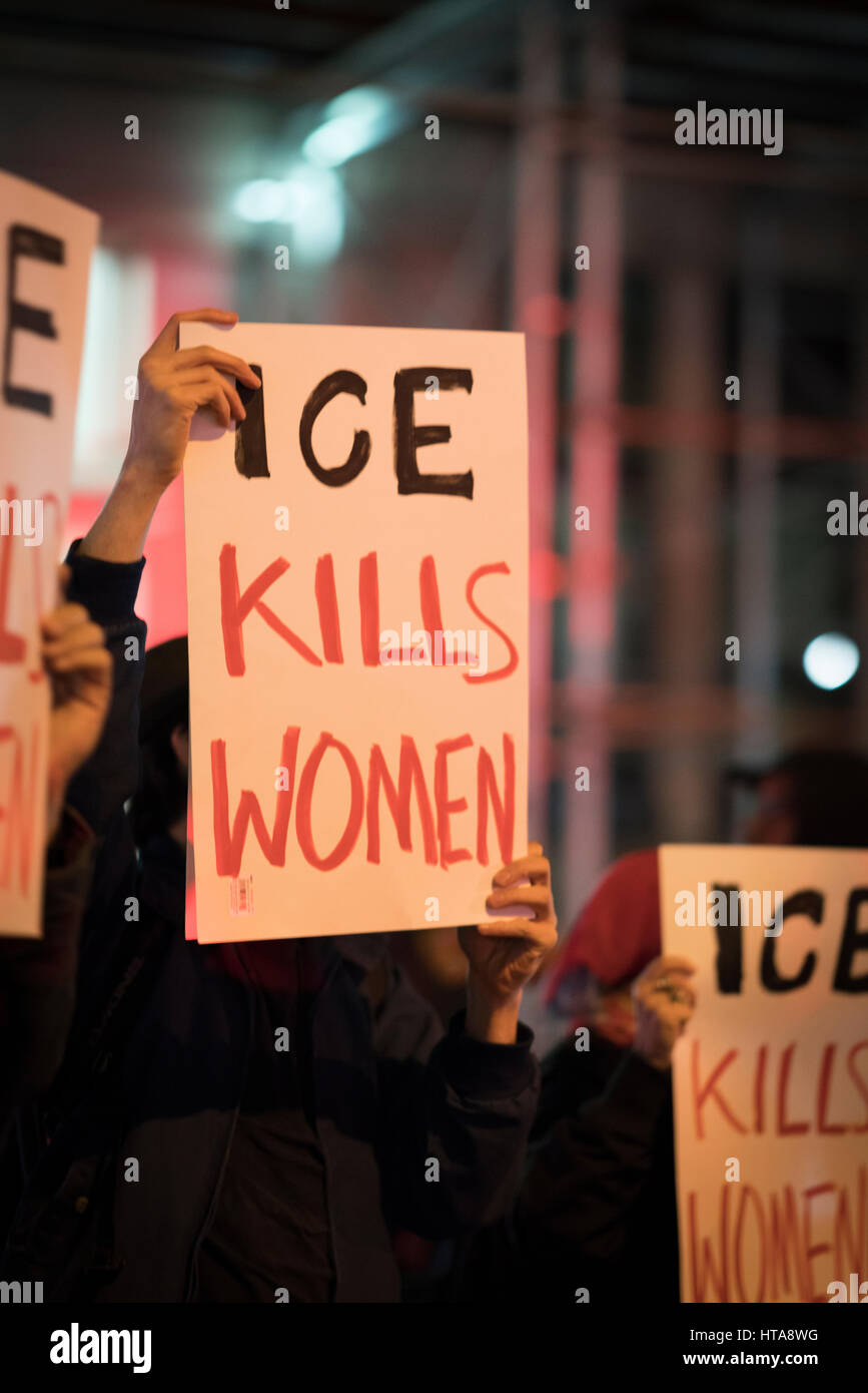 La città di New York, Stati Uniti d'America. 8 marzo 2017. Una donna partecipa alla giornata internazionale della donna marzo nella città di New York il Greenwich Village. Essa detiene una lettura del segno "ICE uccide le donne". Oltre diecimila persone hanno assistito a questo 8 marzo 2017 Credit: Sinisa Kukic/Alamy Live News Foto Stock