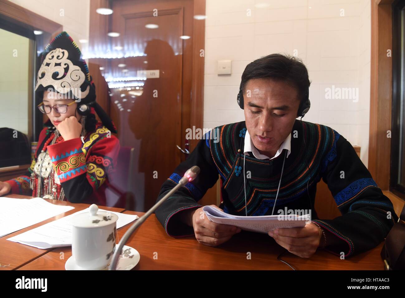 (170309) -- PECHINO, Marzo 9, 2017(Xinhua) -- interprete simultaneo Waqi Jinqiang (R) lavora alla riunione di apertura della quinta sessione del XII congresso nazionale del popolo presso la Grande Sala del Popolo di Pechino, capitale della Cina, 5 marzo 2017. Durante le sessioni in corso della Cina al Congresso nazionale del popolo (ANP) e la Conferenza consultiva politica del popolo cinese (Cpcpc), interpreti e traduttori provenienti dalla Cina delle lingue etniche traduzione Bureau servizi forniti in lingue di mongola, Tibetani, Uygur, Kazak, coreano Yi e Zhuang gruppi etnici ai partecipanti. (Xinhua/C Foto Stock