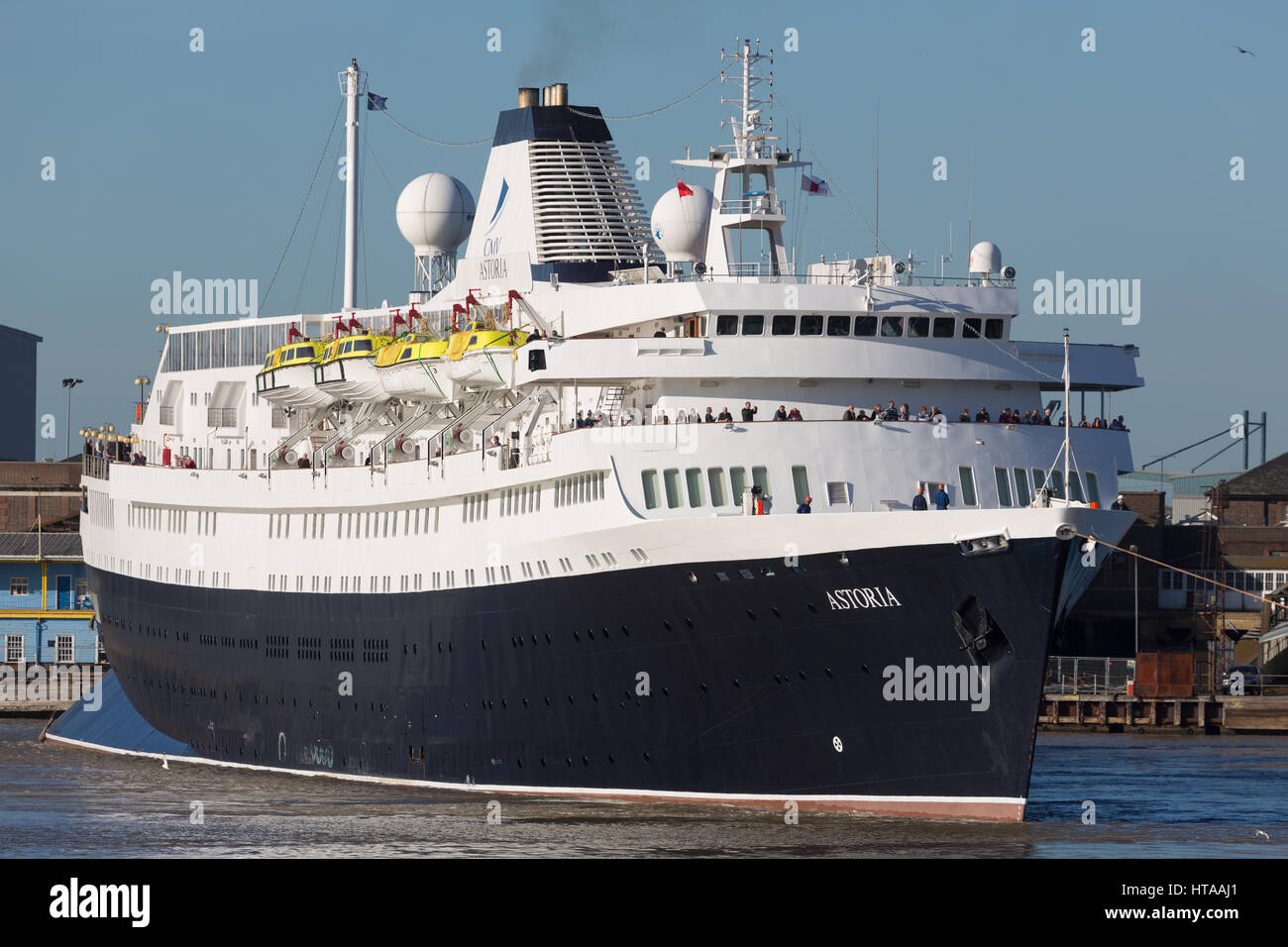 Tilbury, Essex, Regno Unito. 9 Mar, 2017. Visto da Gravesend nel Kent, la nave di crociera Astoria è raffigurato oggi uscire Tilbury cruise terminal nel caldo sole legato ad Amsterdam. Si tratta di navi da crociera Primo viaggio della stagione 2017. Credito: Rob Powell/Alamy Live News Foto Stock