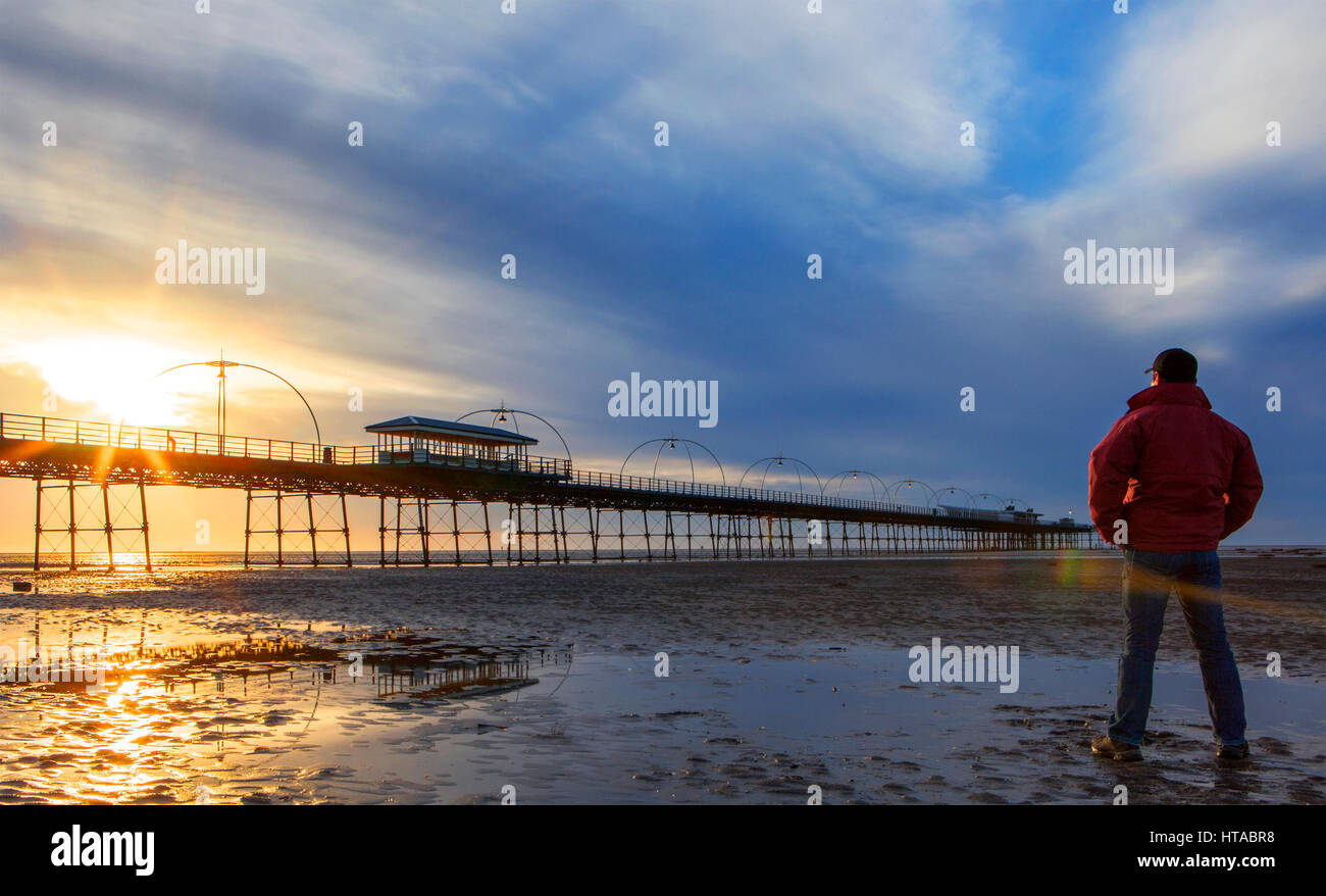 Regno Unito Meteo, Southport, Merseyside. 9 marzo 2017. Dopo una bella e soleggiata giornata di primavera oltre il nord-ovest dell'Inghilterra, il sole tramonta su Southport il famoso molo vittoriano. Southport Pier è un edificio classificato Grade II in Southport, Merseyside England. A 1.216 metri è il secondo più lungo in Gran Bretagna. Credito: Cernan Elias/Alamy Live News Foto Stock