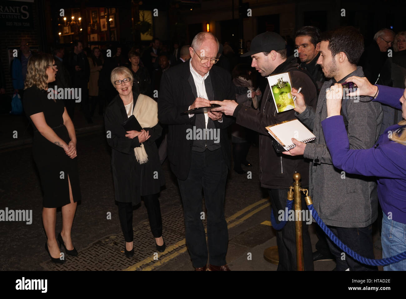 Londra, Regno Unito. Il 9 marzo 2017. James '" Jim Broadbent è un attore inglese e artista vocale partecipare a "Chi ha paura di Virginia Woolf' play premere il tasto notte sulla nona Mrach 2017 alla Harold Pinter Theatre, Londra,UK. Credito: Vedere Li/Alamy Live News Foto Stock