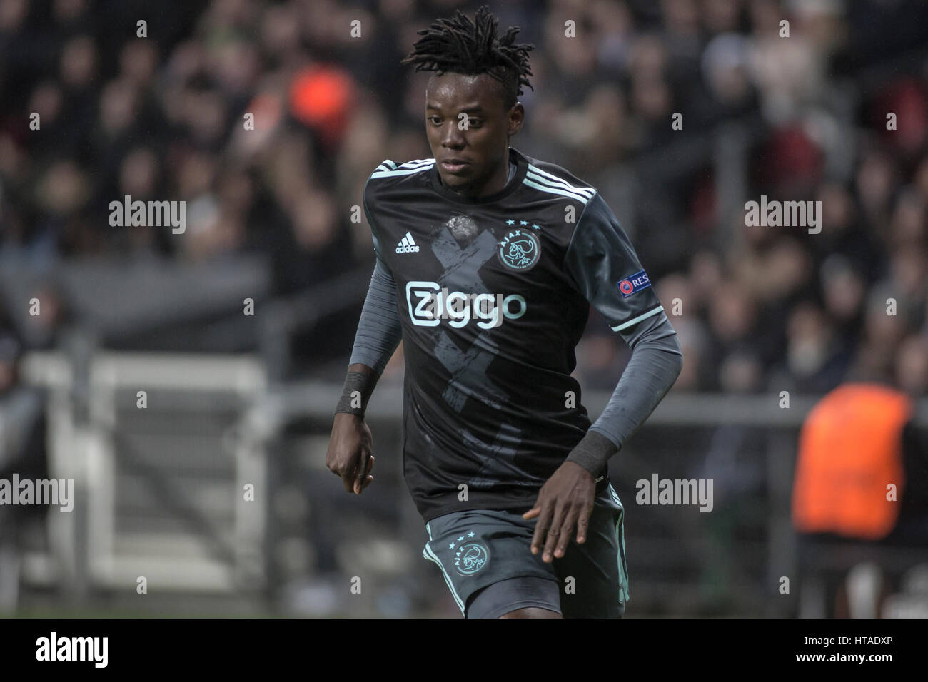 Danimarca, Copenaghen, 9 marzo 2017. Ajax Amsterdam scontrino Bertrand Traore visto durante l'Europa League round di 16 match tra FC Copenhagen e Ajax Amsterdam a Telia Parken. Foto Stock