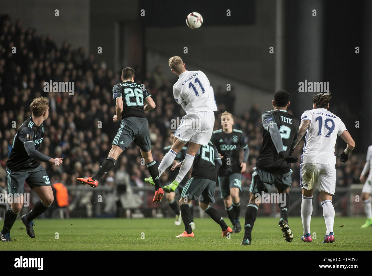 Danimarca, Copenaghen, 9 marzo 2017. Andreas Cornelio (11) di FC Copenhagen visto in una sfida con Nick Viergever (26) di Ajax durante l'Europa League round di 16 match tra FC Copenhagen e Ajax Amsterdam a Telia Parken. Foto Stock