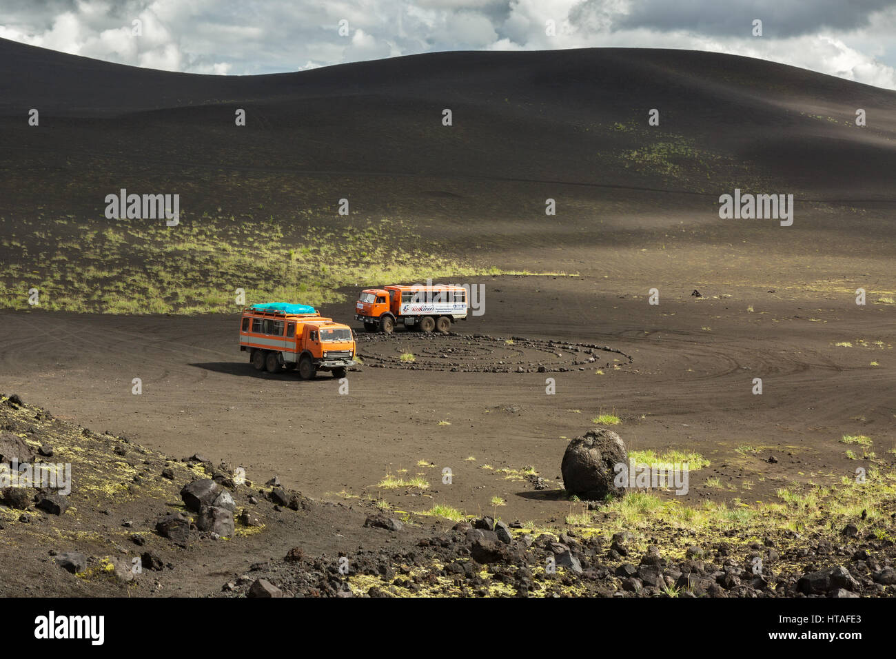 Penisola di Kamchatka, Russia - Agosto 20, 2016: Kamaz camion nel parcheggio per i turisti. Nord svolta grande Tolbachik eruzione fissurale 1975 Foto Stock