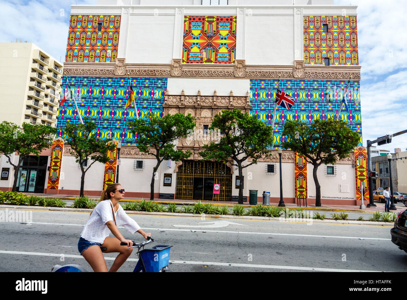 Miami Beach Florida,Washington Avenue,Wolfsonian Museum,ingresso,facciata,installazione d'arte,Christie van der Haak,donne donne donne,equitazione,bicicletta,FL170 Foto Stock