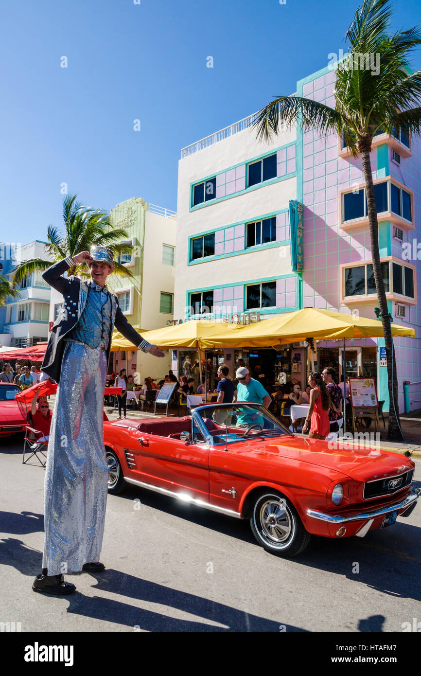 Florida South, Miami Beach, Ocean Drive, Art Deco Weekend, festival della comunità, fiera di strada, mostra auto classiche, 1966, Ford, Mustang, convertibile, rosso, performe Foto Stock