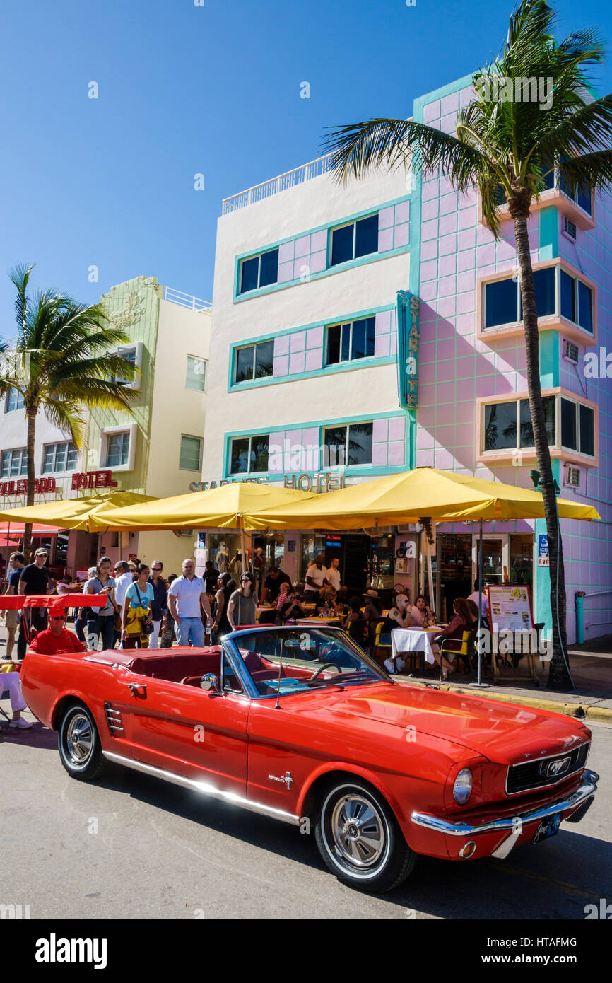 Miami Beach Florida, Ocean Drive, Art Deco Weekend, festival della comunità, fiera di strada, mostra di auto classiche, 1966, Ford, Mustang, convertibile, rosso, Starlite Hotel, FL17 Foto Stock