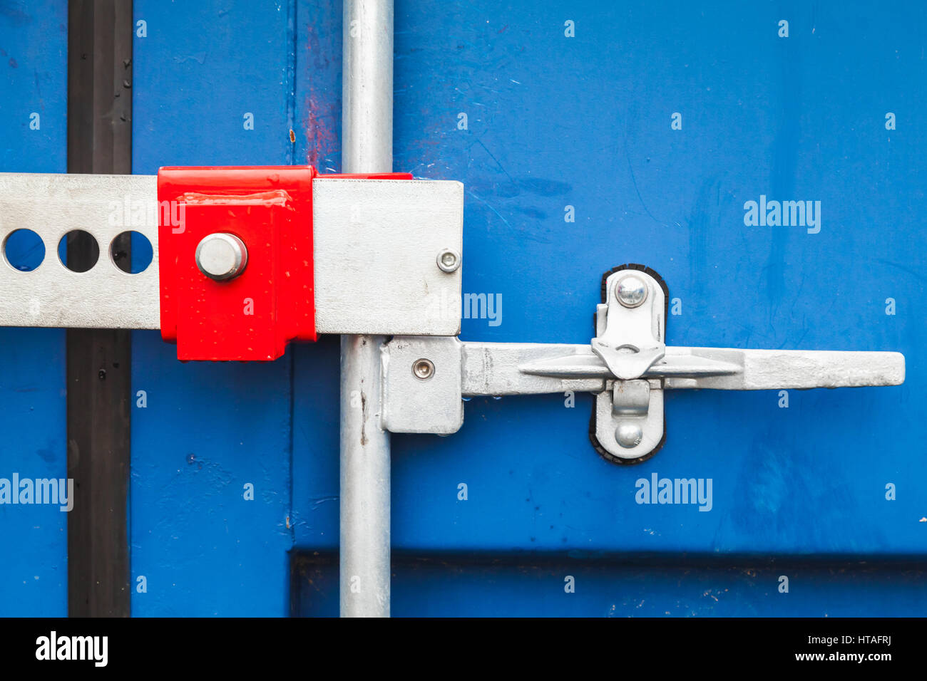 Valvola a saracinesca e serratura standard di azzurro carico container di spedizione Foto Stock