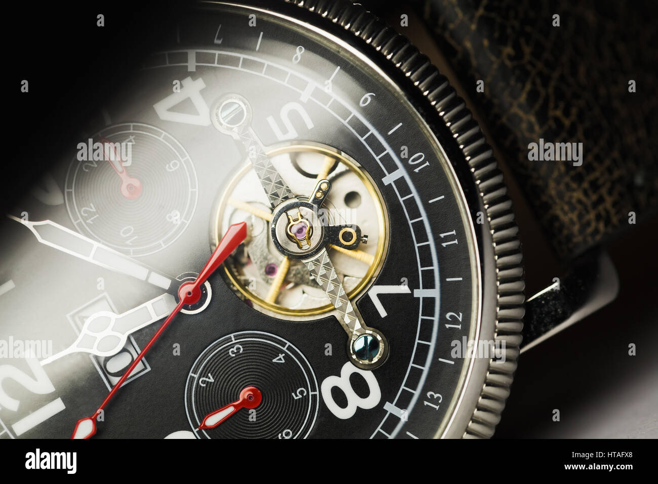 Meccanica uomini di lusso orologio da polso con avvolgimento automatico, closeup frammento di composizione Foto Stock