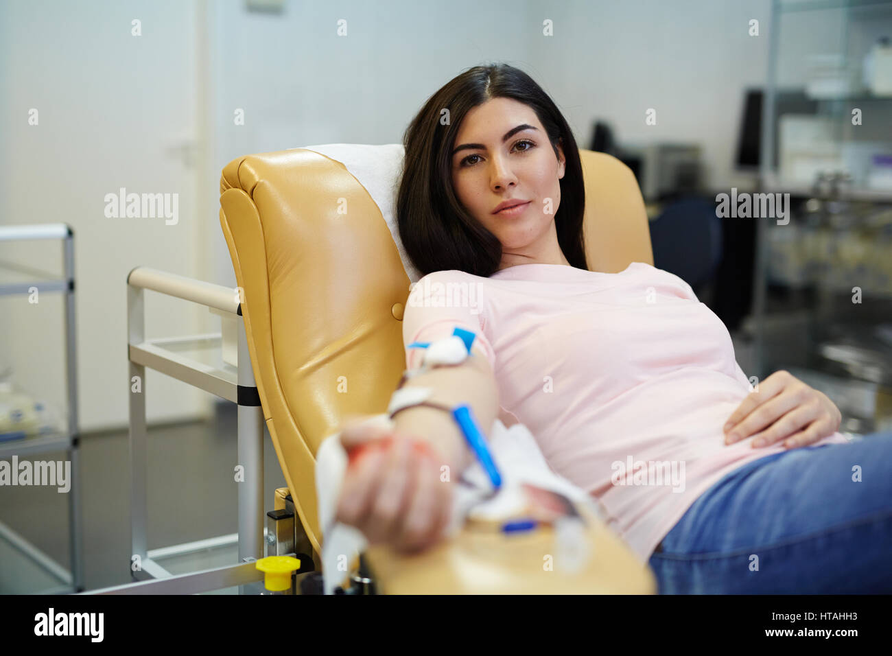Pretty girl trasfusione di sangue di lei per malati Foto Stock