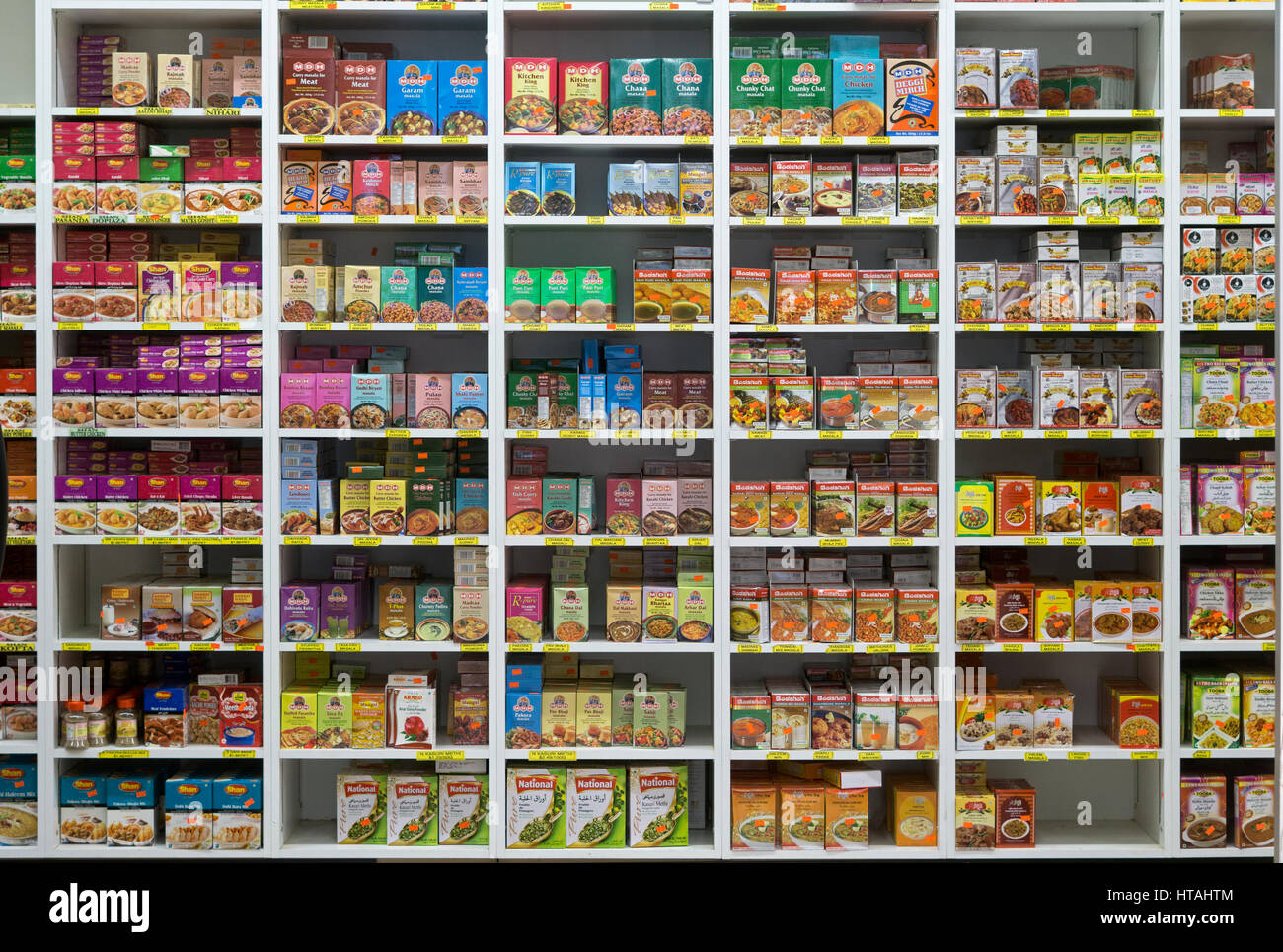Scaffali di cibo indiano in vendita presso Patel fratelli supermercato in Jackson Heights, Queens, a New York. Foto Stock