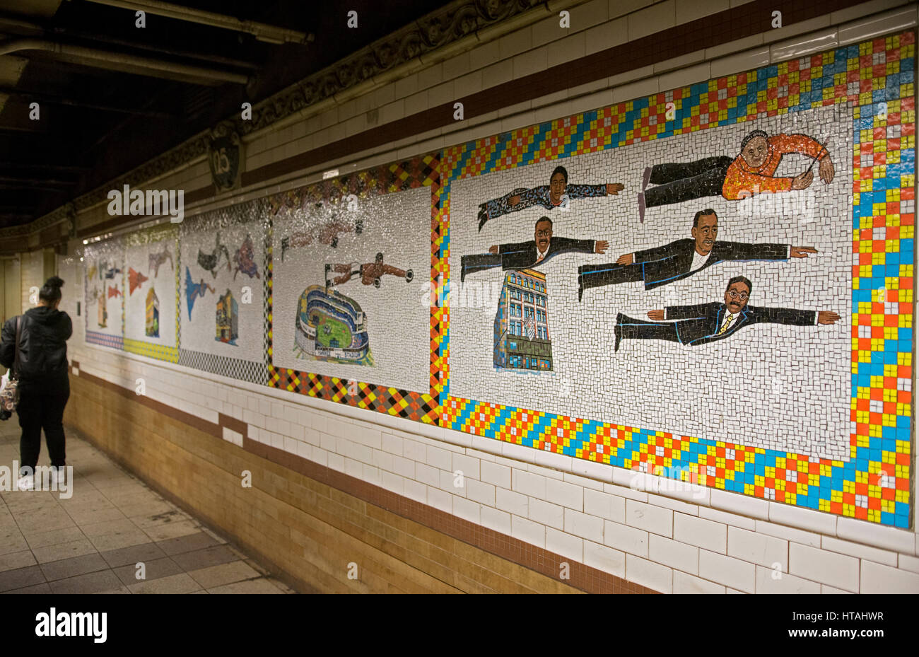 La metropolitana di arte presso il 125th Street station raffiguranti americano africano degli eroi. A Manhattan, New York City Foto Stock