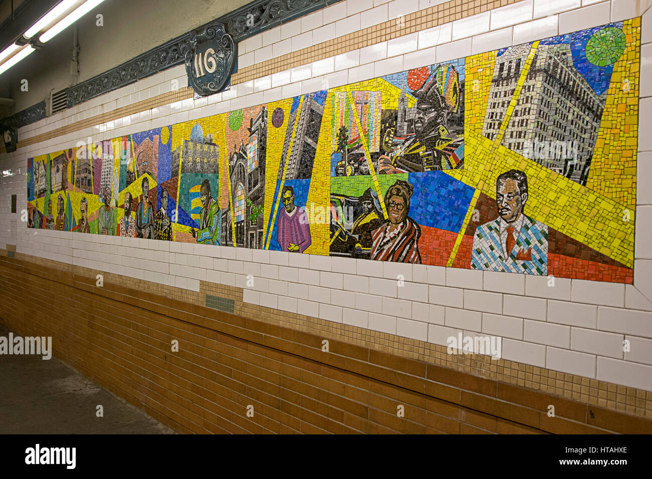 Un murale a 116Street station della #3 linea di Harlem, a New York City Foto Stock