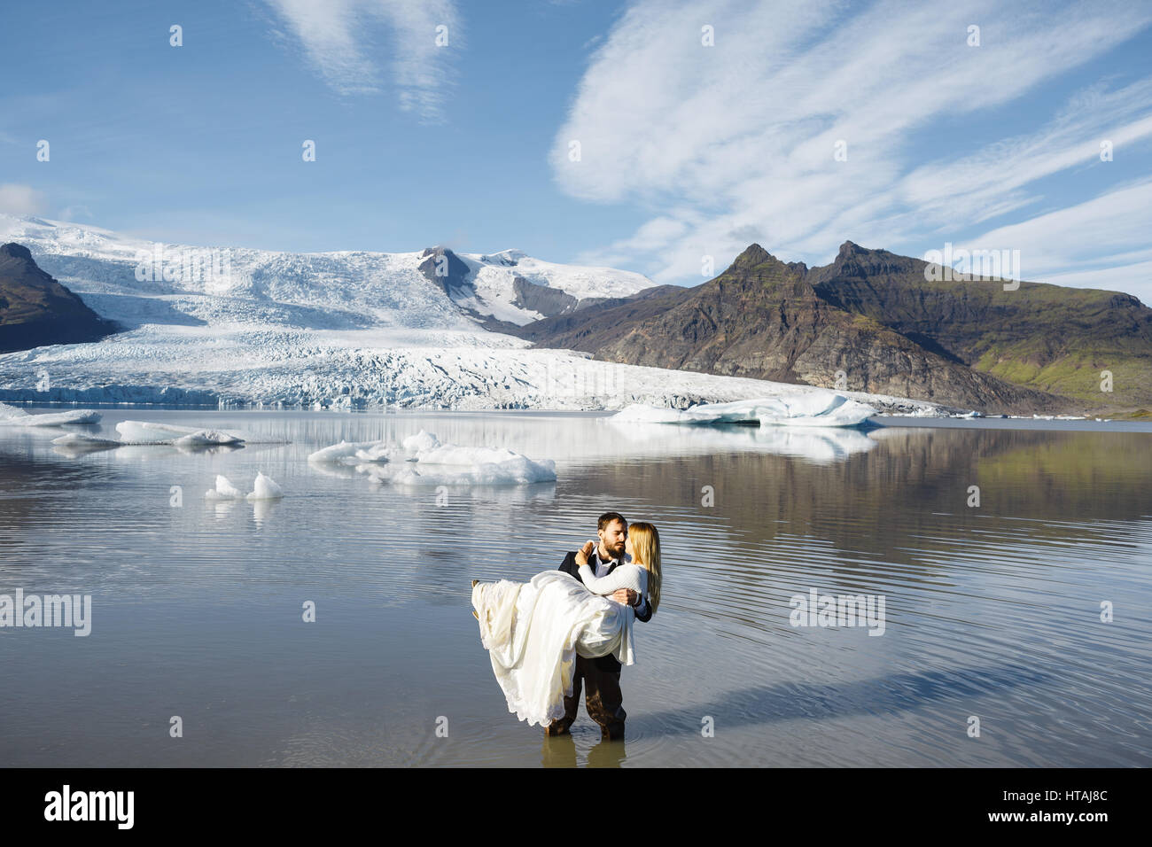 Coppie di sposi novelli amorosa godendo il loro amore avventura in Islanda Foto Stock