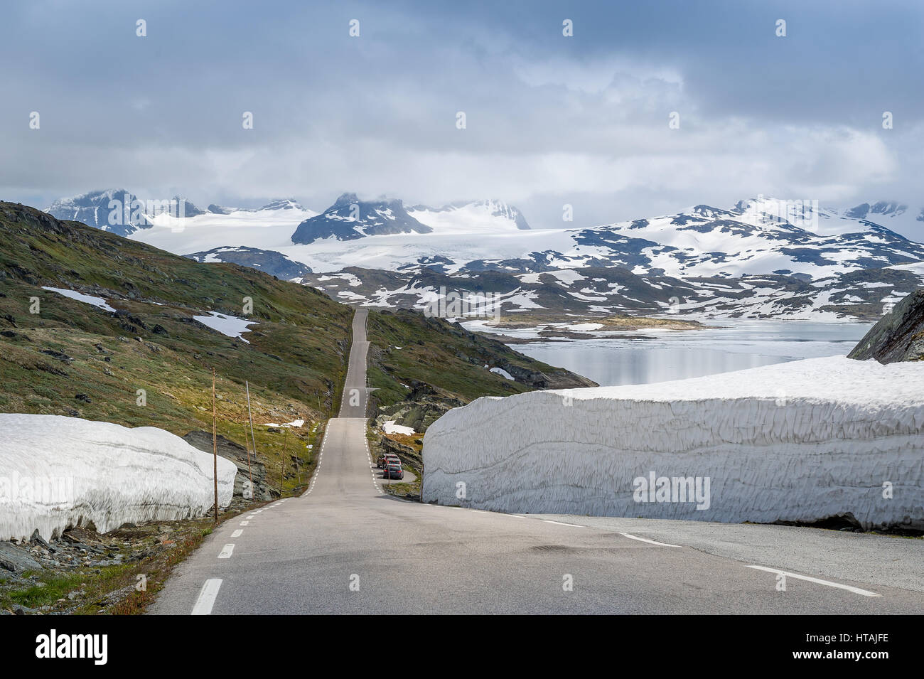 Famosa contea norvegese Road 55. C'è la neve tutto l'anno e questo è un mezzo di estate foto. Sognefjellet, Norvegia. Foto Stock
