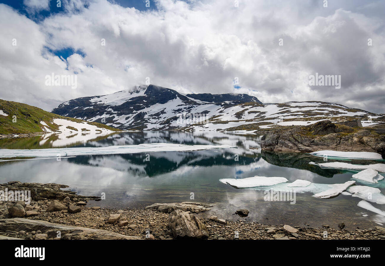 Splendidi paesaggi di alta montagna natura sulla più alta strada norvegese - County Road 55. Sognefjellet, Norvegia. Foto Stock